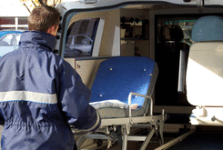 Ambulancier dans son ambulance à l'hôpital