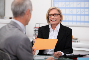 senior-femme-bureau-phovoir