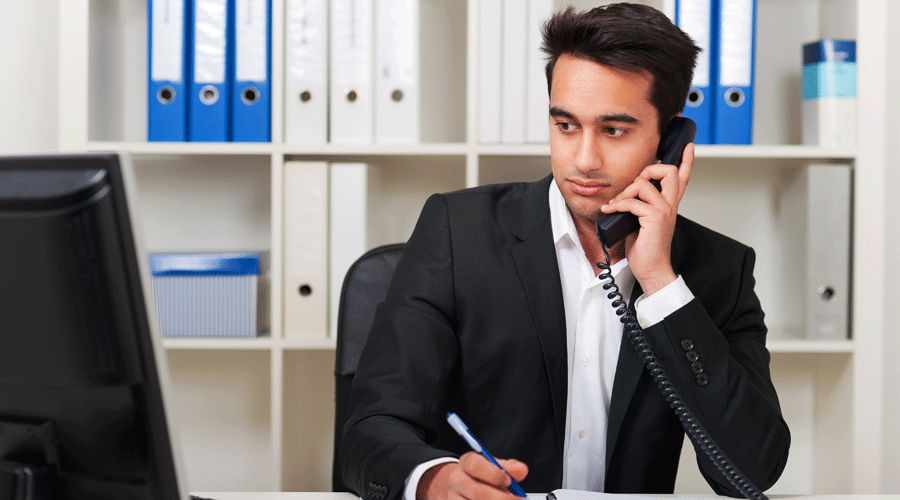 Jeune fonctionnaire au téléphone dans son bureau