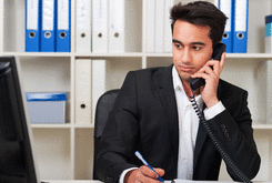 Jeune fonctionnaire au téléphone dans son bureau