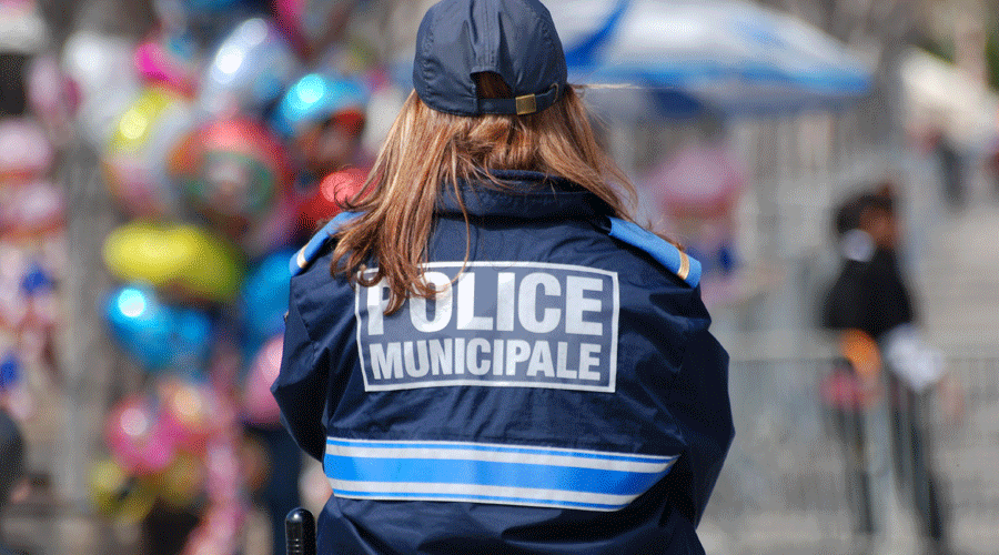 Policière municipale en service