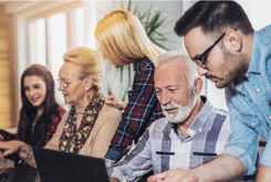 Conseiller numérique aide personnes âgées à utiliser un ordinateur