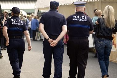 policier-en-patrouille-sur-un-marche