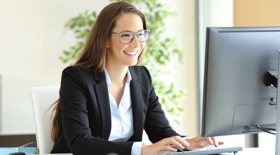 Une fonctionnaire stagiaire en poste