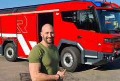 Benoît Coulaud sapeur-pompier devant un camion de pompier