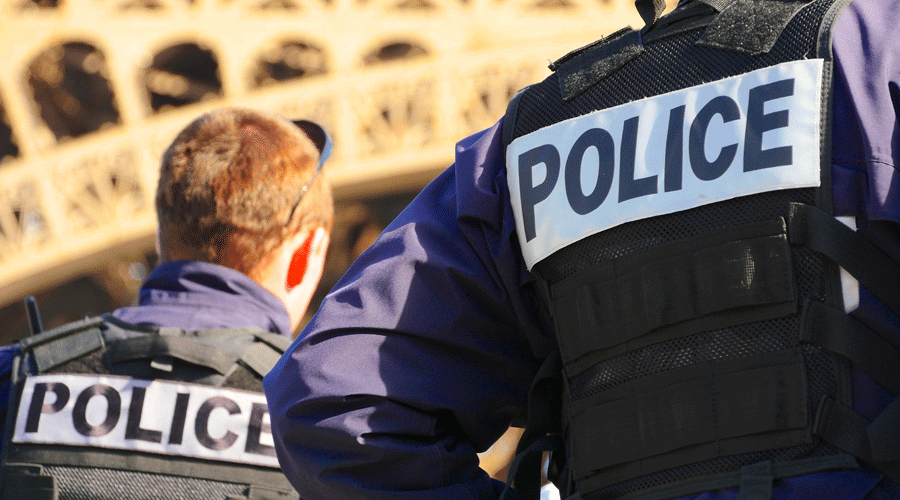 Policier national sur le terrain à Paris