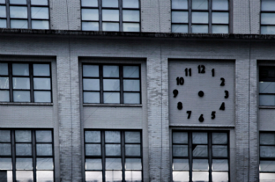 horloge-facade-uzaigaijin-flickrcc