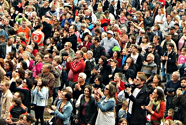 foule-familisteredeguise