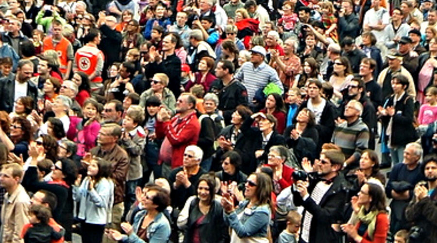 foule-familisteredeguise