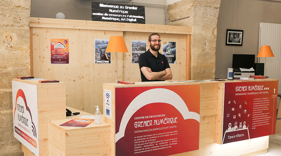 Conseiller numérique en poste dans le centre de ressources grenier numérique