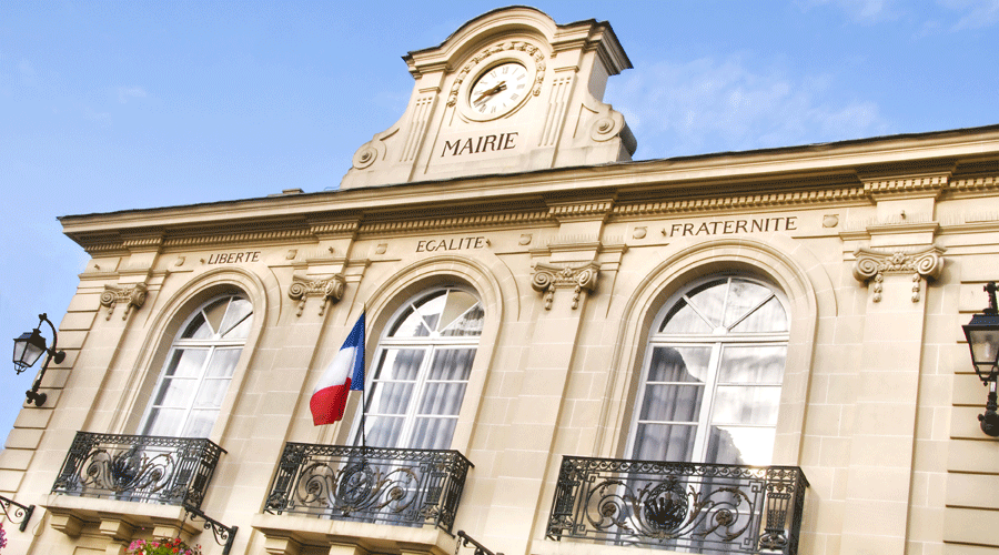 Mairie en france avec un drapeau francais