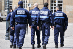 Policiers municipaux en patrouille dans les rues